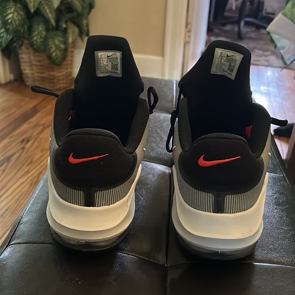 Nice airmax impact 4 worn one time. Great condition and comes with original box - Picture 2 of 6